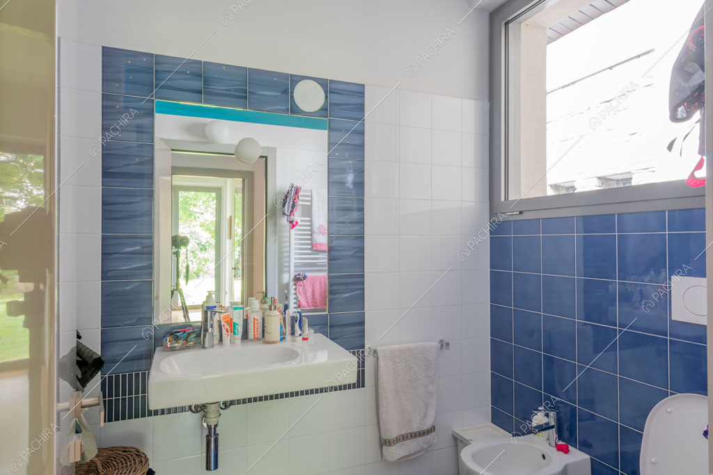 Bagno della villa Wisteria, location in stile moderno a Milano