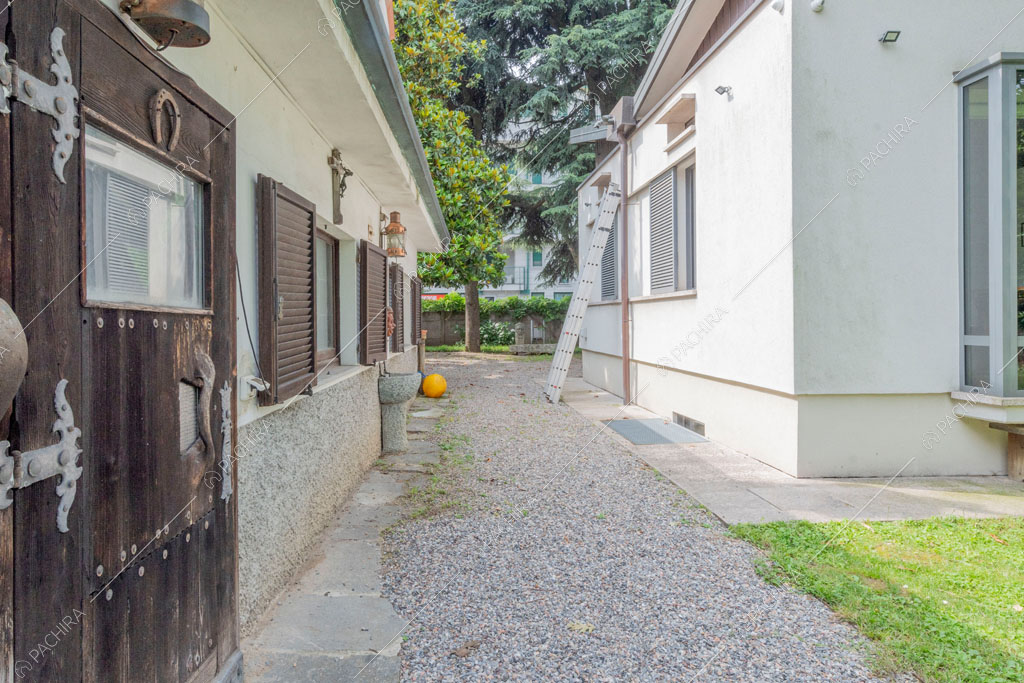 Esterni della villa Wisteria, location in stile moderno a Milano