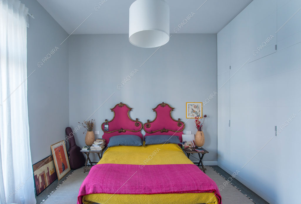 Camera da letto dell'appartamento Grifola, location in stile contemporaneo a Roma
