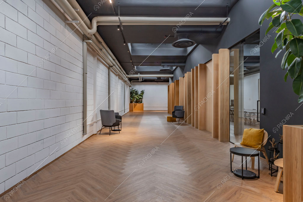 Corridoio dell'espositivo Copper, location in stile industriale a Milano