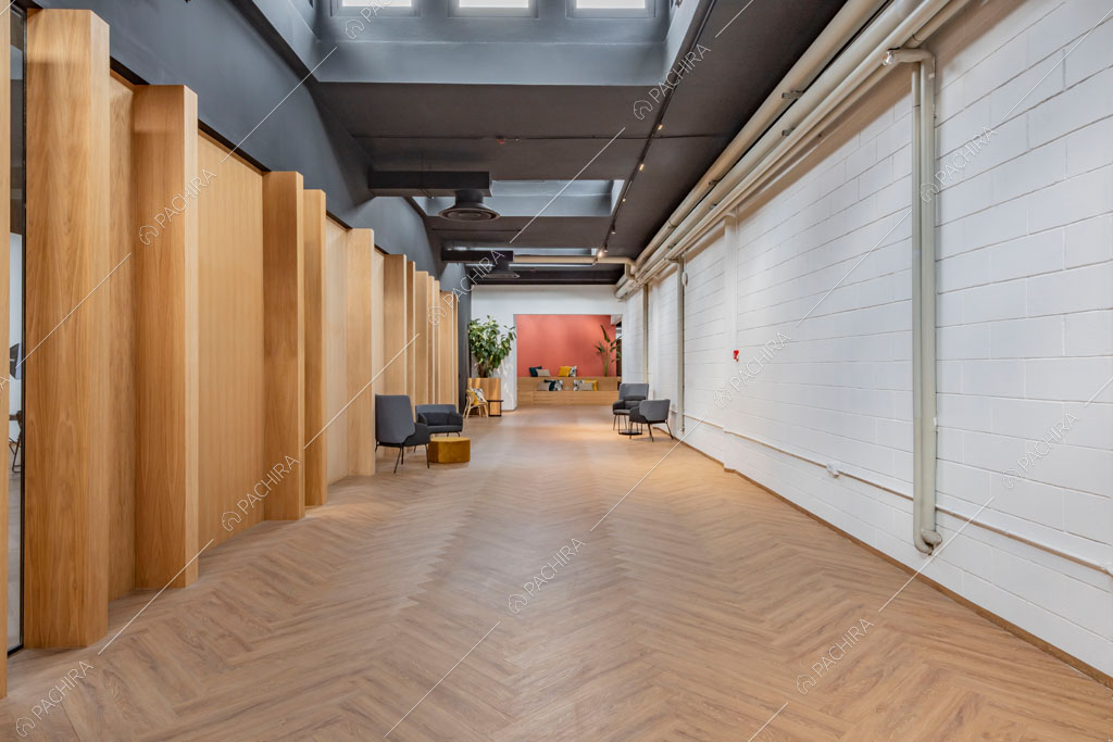 Corridoio dell'espositivo Copper, location in stile industriale a Milano