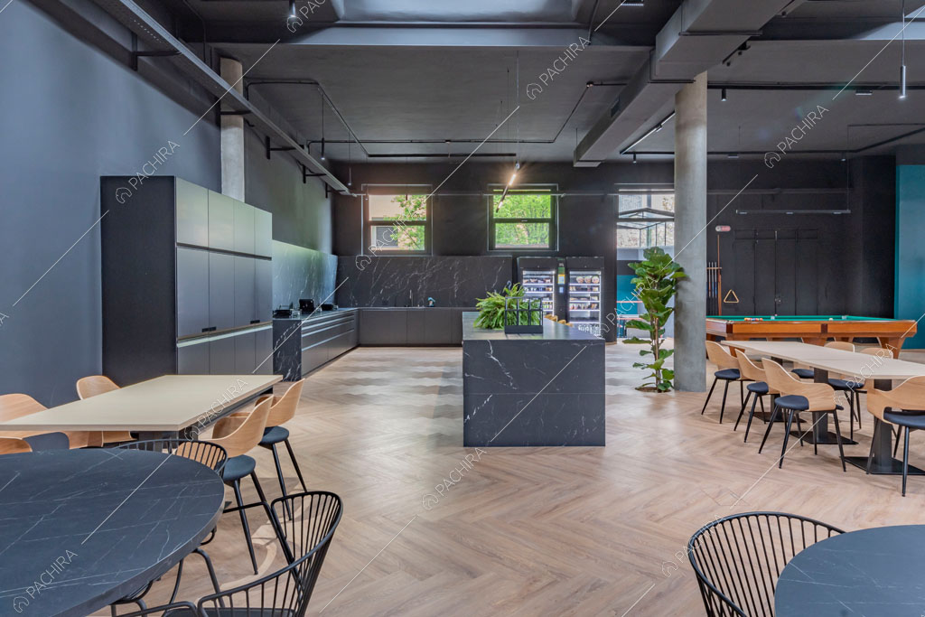 Cucina a vista dell'espositivo Copper, location in stile industriale a Milano