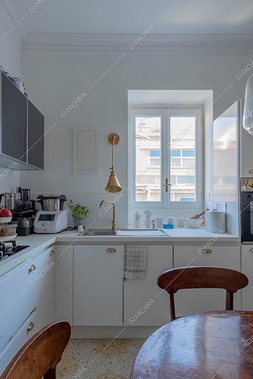 Cucina a parete dell'appartamento Zambesi, location in stile eclettico a Roma