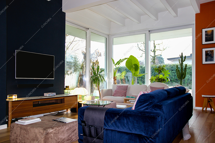 Zona living della villa Garnet, location in stile contemporaneo a Milano
