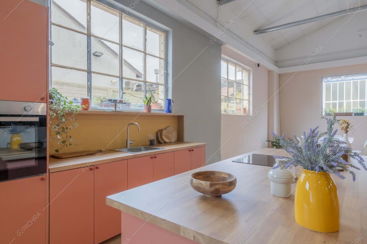 Cucina a isola dello studio Eclipse, location in stile contemporaneo a Milano