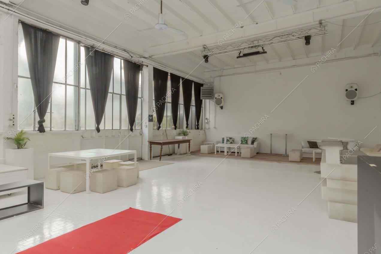Loft total white dello studio Eclipse, location in stile contemporaneo a Milano
