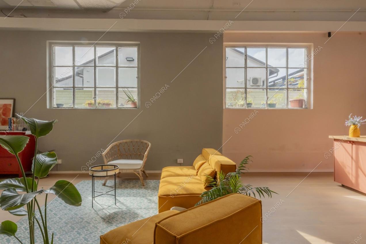 Salotto dello studio Eclipse, location in stile contemporaneo a Milano