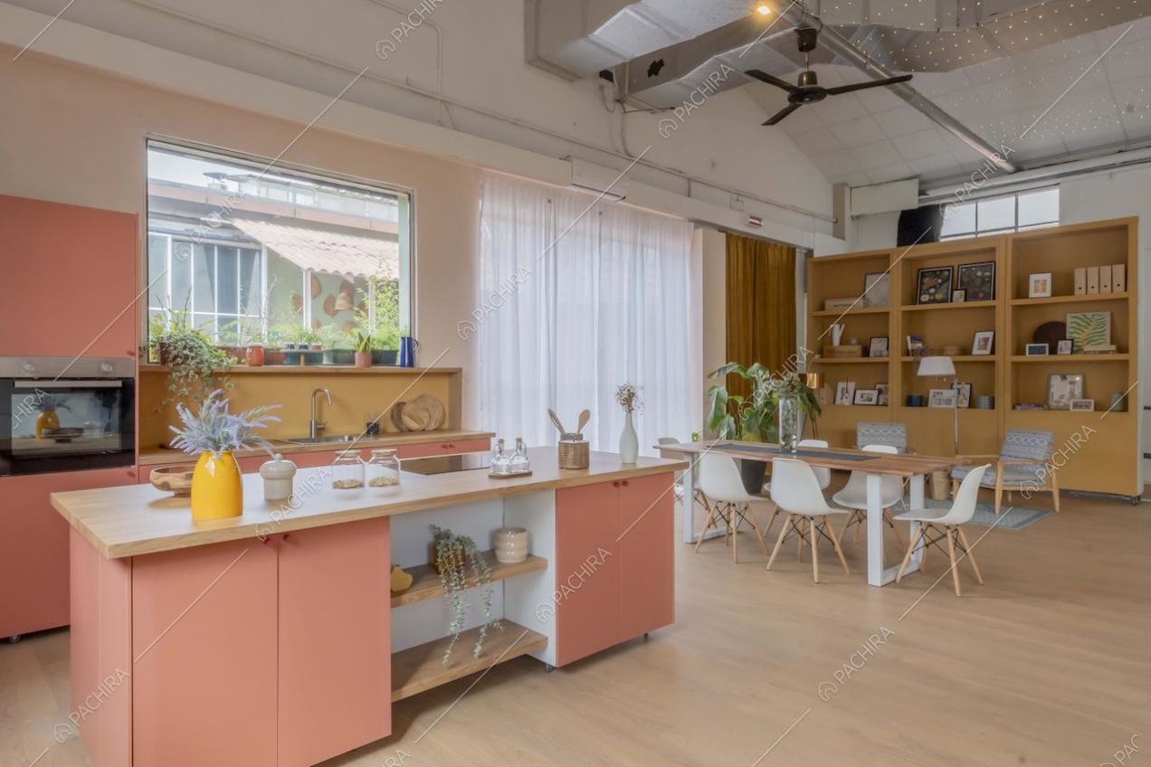 Cucina a vista dello studio Eclipse, location in stile contemporaneo a Milano