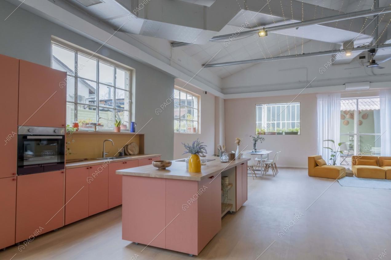 Cucina a isola dello studio Eclipse, location in stile contemporaneo a Milano