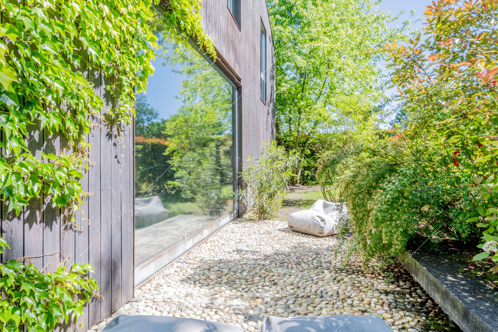 Esterni della villa Yukon, location in stile contemporaneo a Pavia