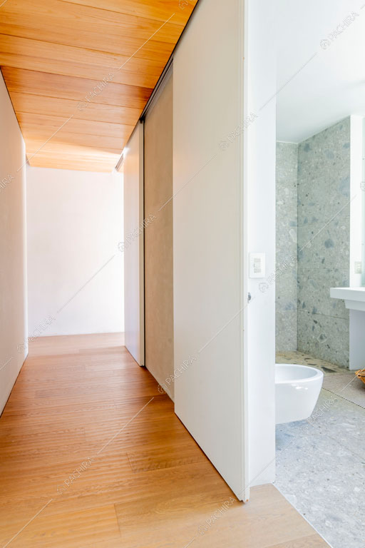 Corridoio della villa Yukon, location in stile contemporaneo a Pavia