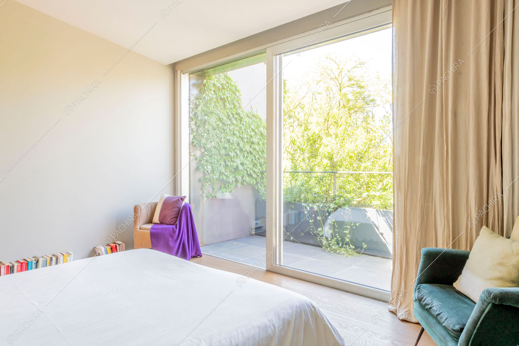 Camera da letto della villa Yukon, location in stile contemporaneo a Pavia