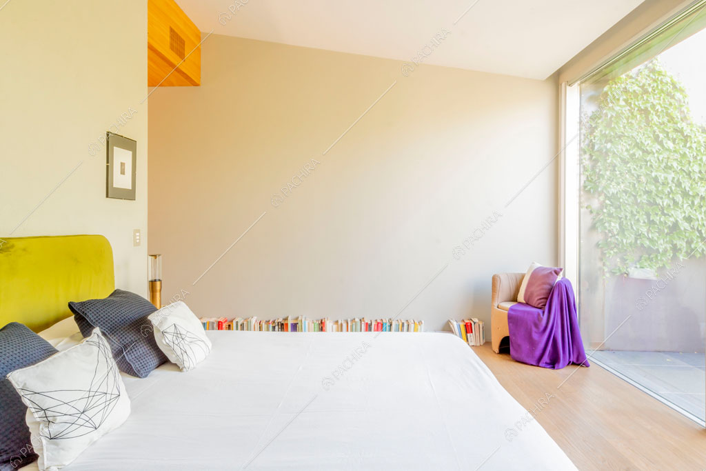 Camera da letto della villa Yukon, location in stile contemporaneo a Pavia