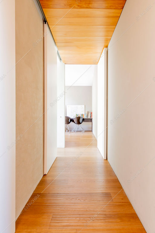Corridoio della villa Yukon, location in stile contemporaneo a Pavia