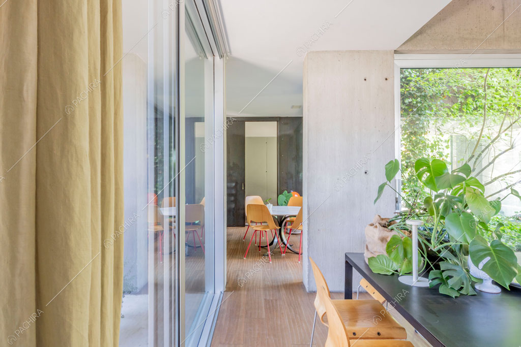 Zona living della villa Yukon, location in stile contemporaneo a Pavia