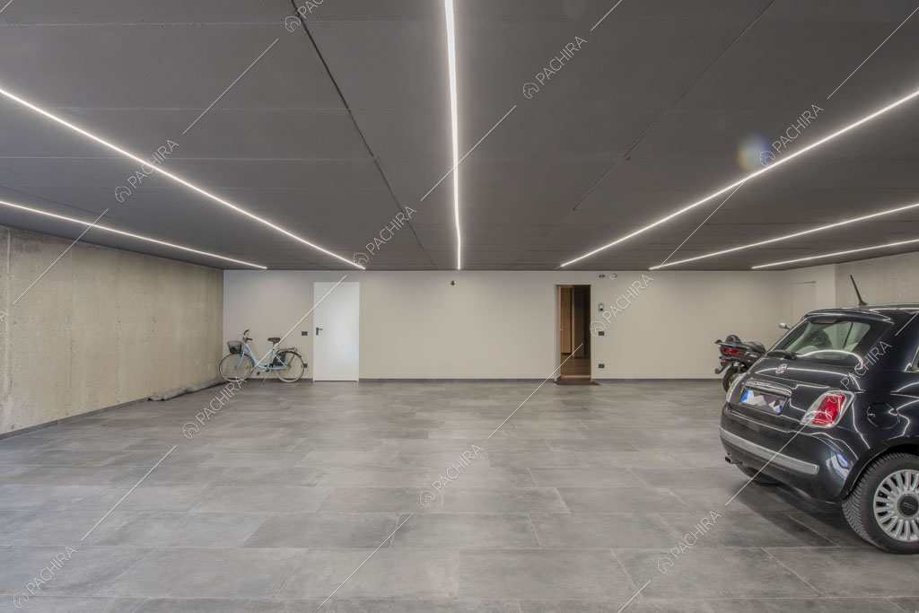 Garage della villa Yellowstone, location in stile contemporaneo a Bergamo