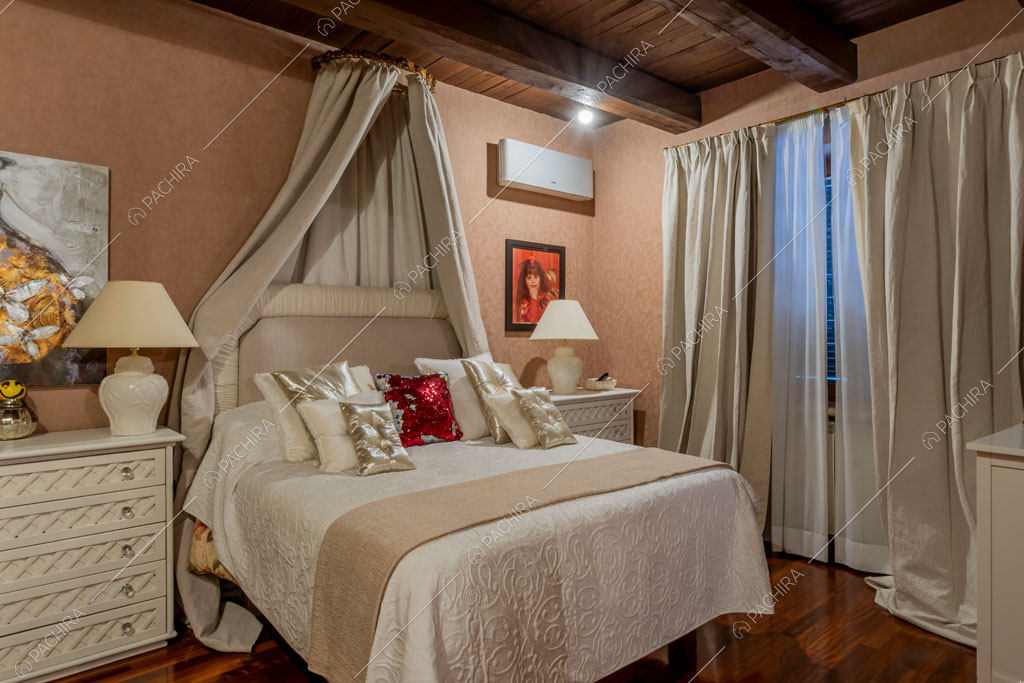 Camera da letto della villa Sidley, location in stile classico a Roma