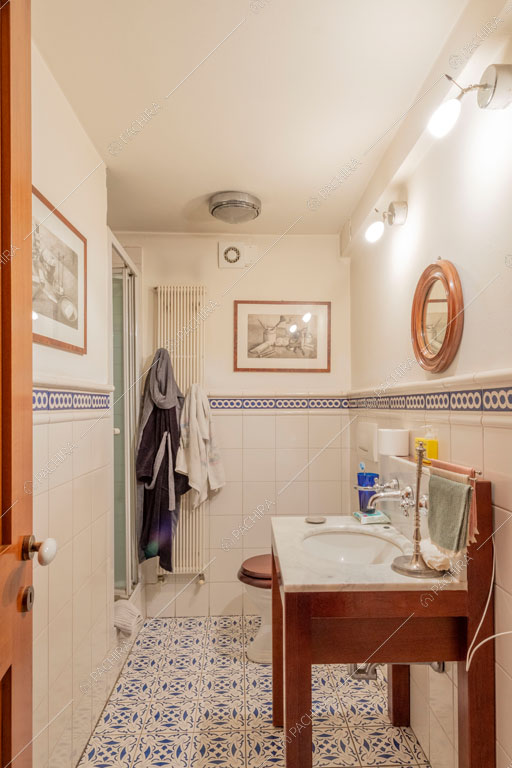Bagno della villa Rodano, location in stile contemporaneo a Milano