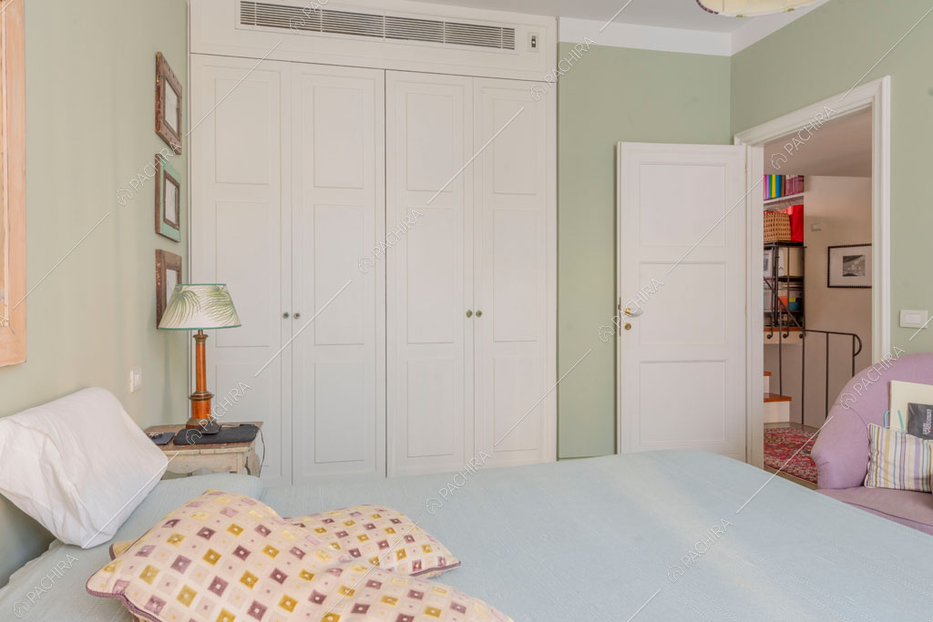 Camera da letto della villa Rodano, location in stile contemporaneo a Milano