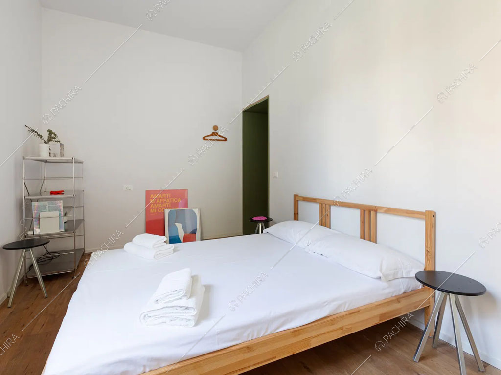 Camera da letto dell'appartamento Robinia, location in stile contemporaneo a Milano