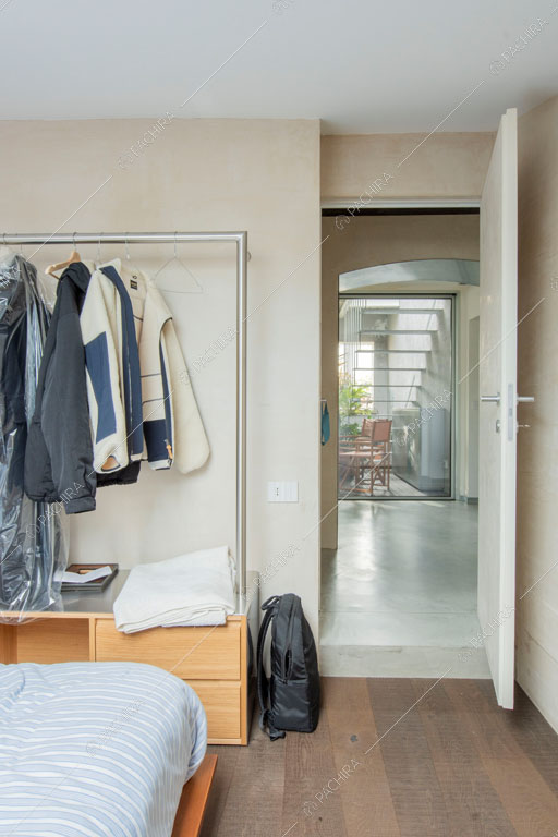 Camera da letto dell'appartamento Kamet, location in stile contemporaneo a Milano