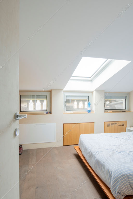 Camera da letto dell'appartamento Kamet, location in stile contemporaneo a Milano