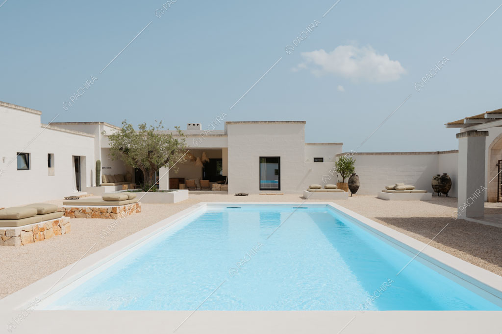 Piscina della masseria Kyanite, location in stile contemporaneo a Brindisi