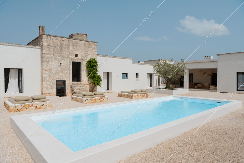 Piscina della masseria Kyanite, location in stile contemporaneo a Brindisi