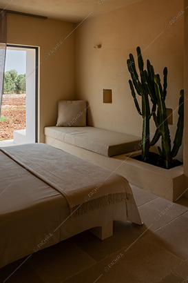 Camera da letto della masseria Kyanite, location in stile contemporaneo a Brindisi