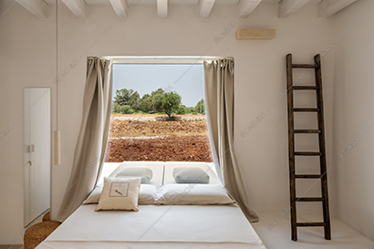 Camera da letto della masseria Kyanite, location in stile contemporaneo a Brindisi