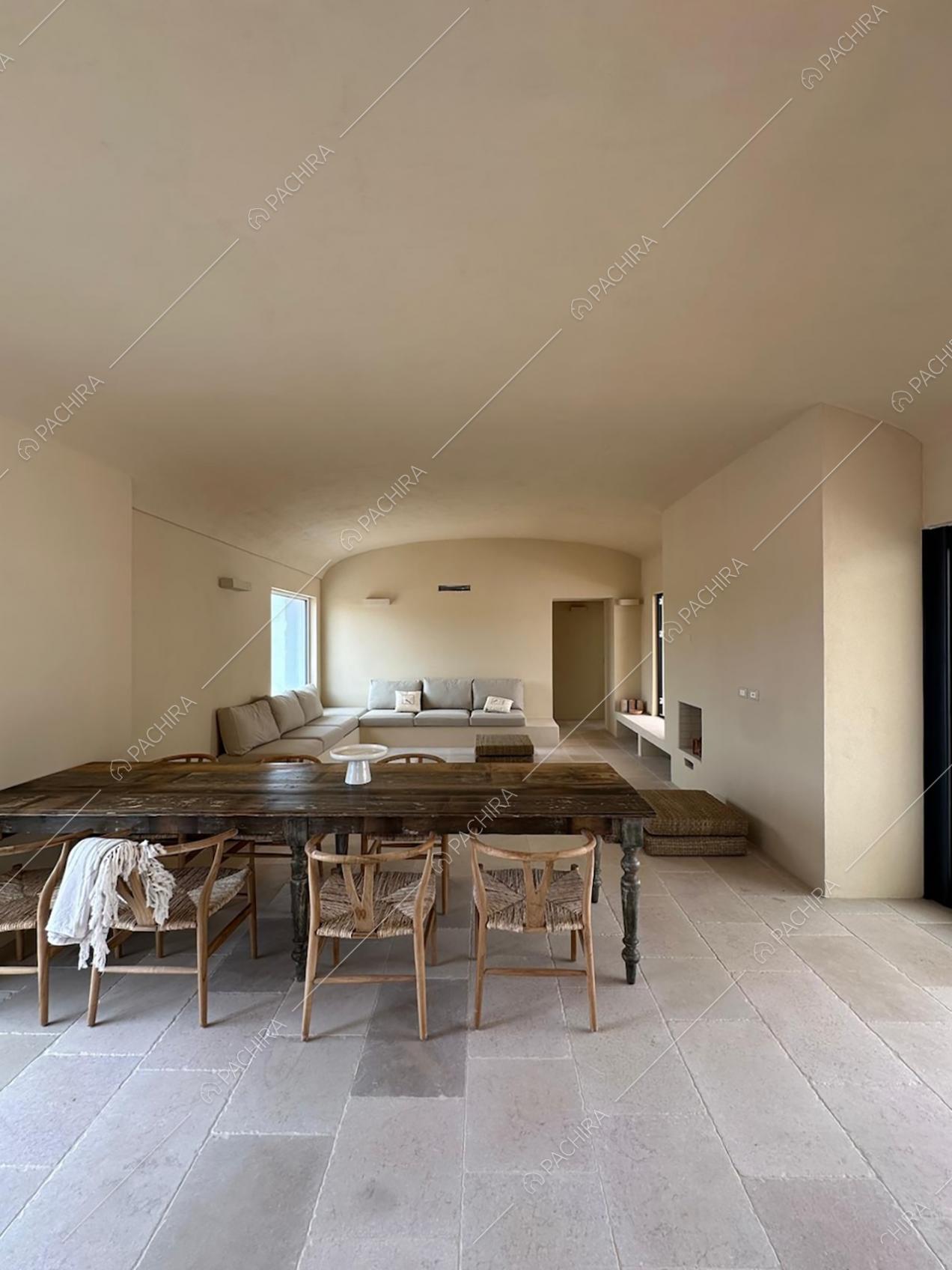 Zona living della masseria Kyanite, location in stile contemporaneo a Brindisi