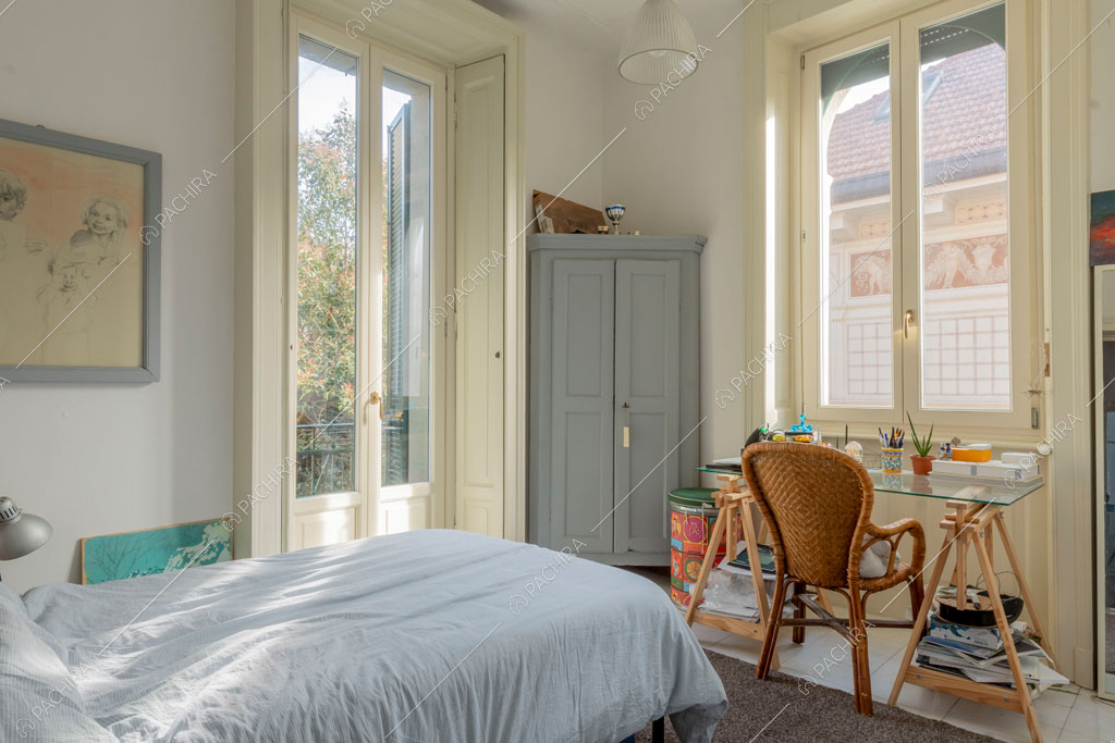 Camera da letto della villa Oglio, location in stile moderno a Milano