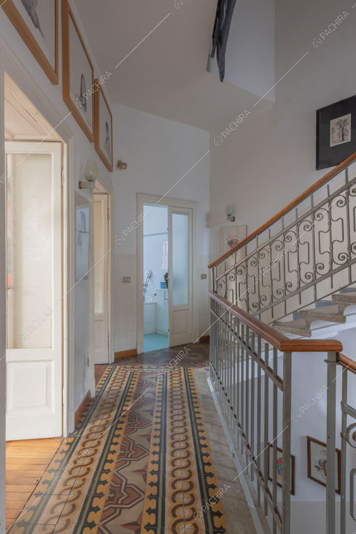 Corridoio della villa Oglio, location in stile moderno a Milano