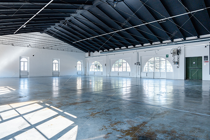 Open space di Annapurna, spazio espositivo in stile industriale a Lecco