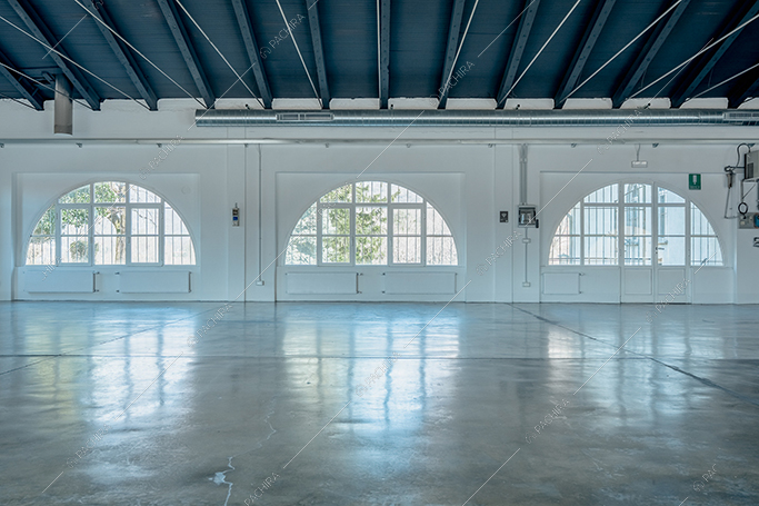 Open space di Annapurna, spazio espositivo in stile industriale a Lecco