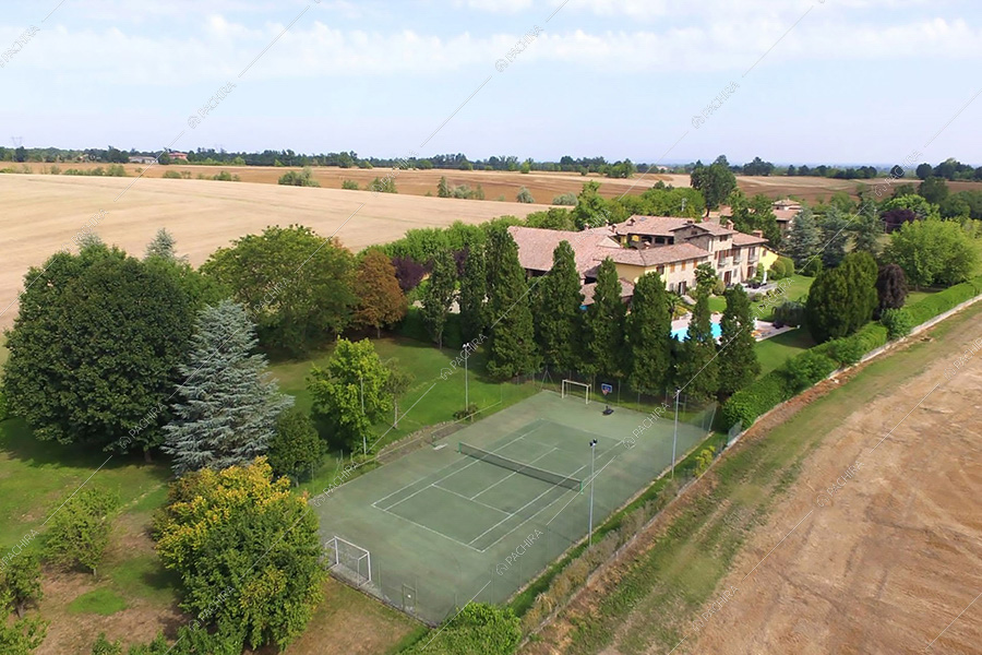 Campo da tennis della villa Pampero, location in stile moderno a Piacenza
