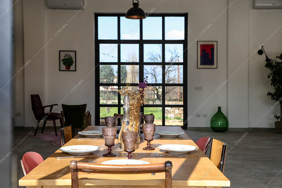Zona pranzo del loft Piroxene, location in stile industriale a Napoli