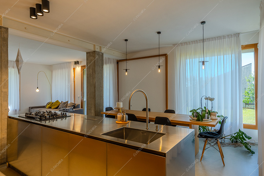 Cucina della villa moderna Elio, location per shooting a Como