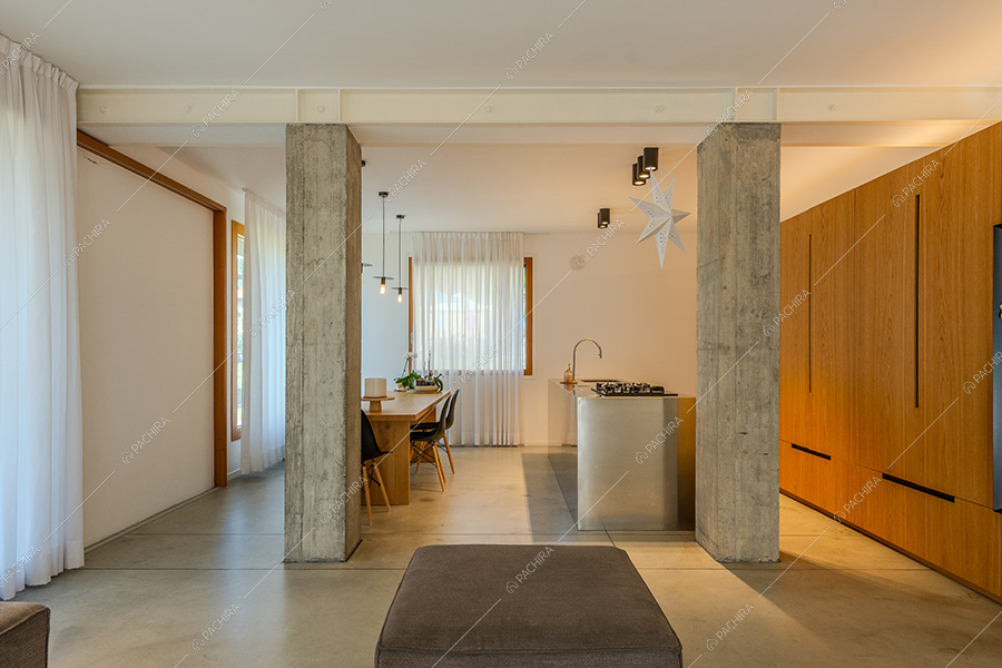 Zona living della villa moderna Elio, location per shooting a Como