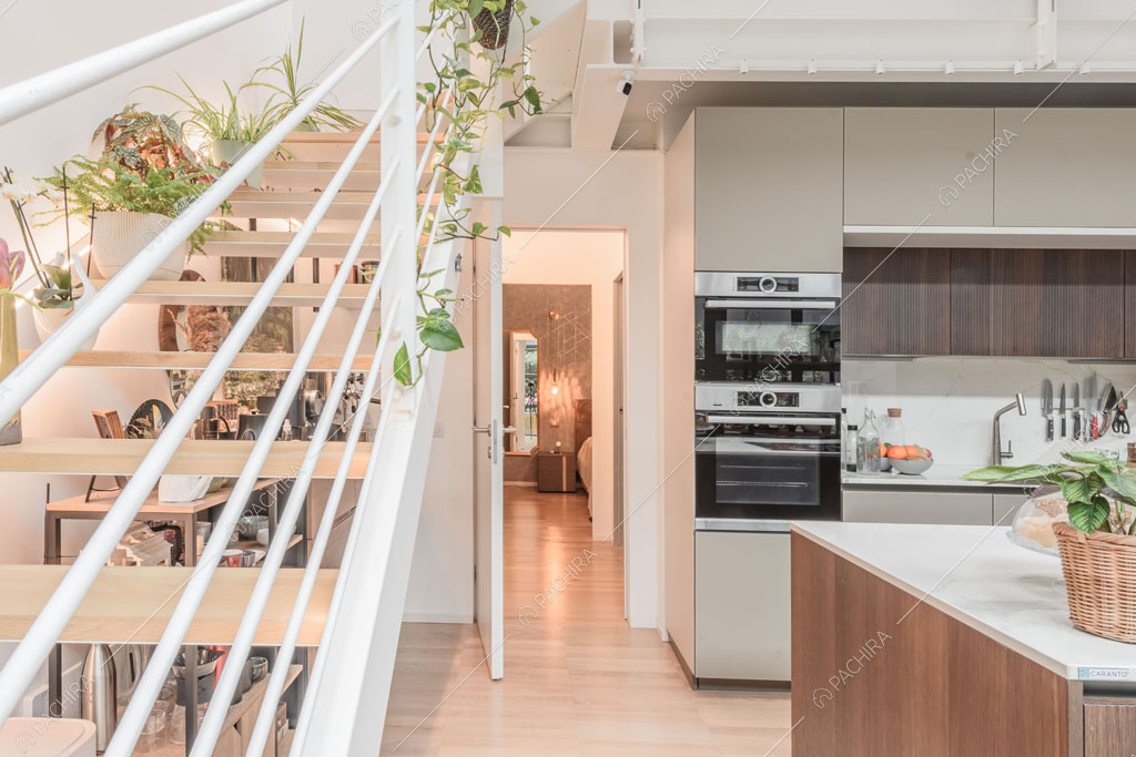 Scale nella zona living del loft Tagus, location in stile contemporaneo a Milano