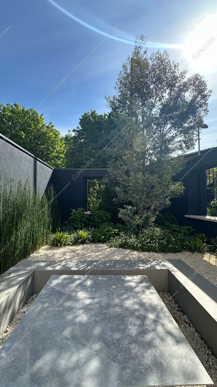 Giardino della villa Makalu, location in stile contemporaneo a Brescia