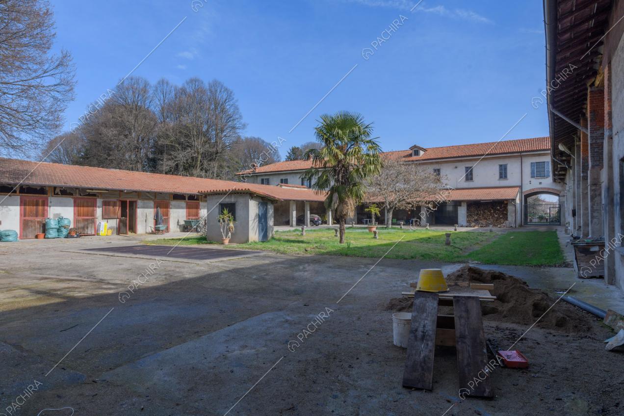 Grande giardino della location dagli esterni bianchi
