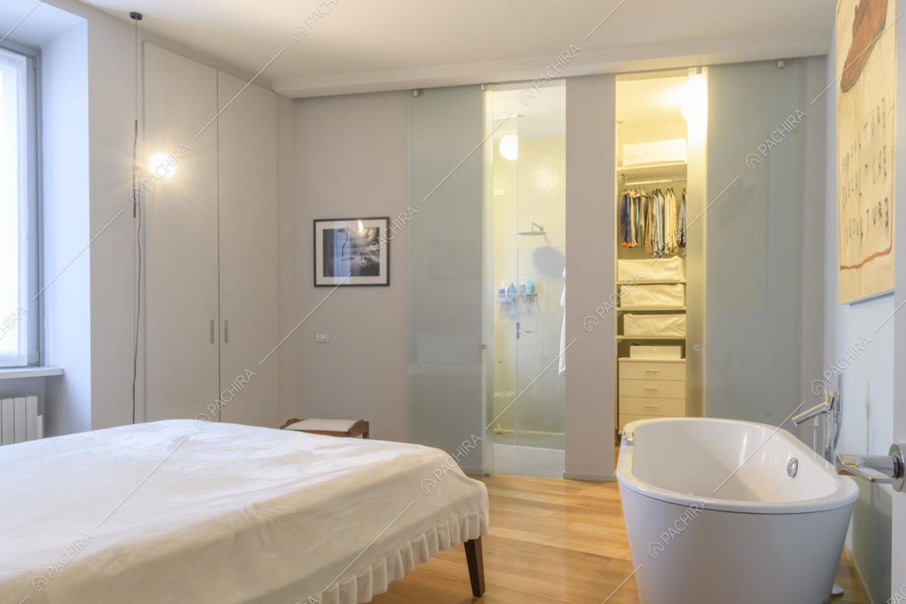 Particolare camera da letto con vasca da bagno