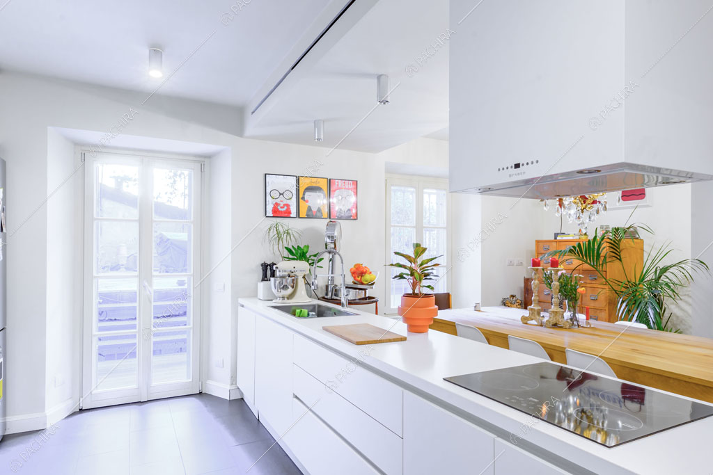 Porta finestra nella cucina dell'appartamento Tramontana, location in stile contemporaneo a Milano