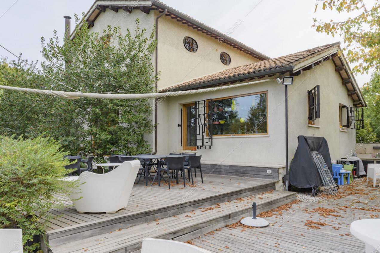 L'esterno della villa e patio con sedie da esterni
