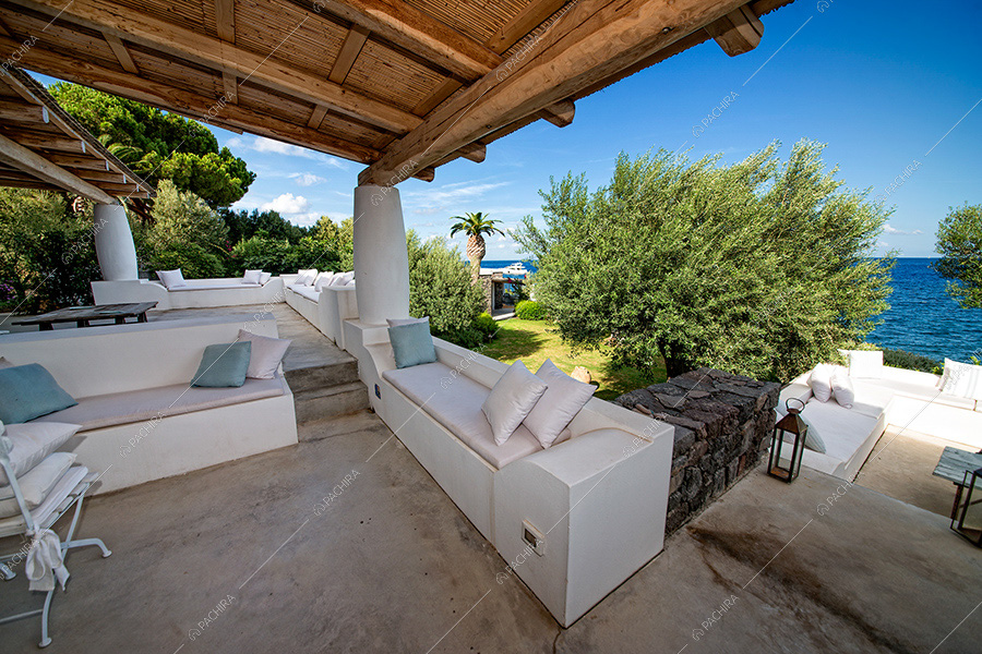 Veranda della villa Toyon, location in stile classico a Messina