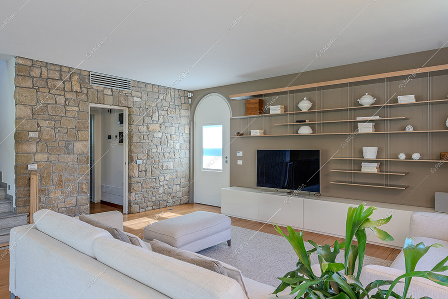 Salotto della villa Litani, location in stile moderno a Monza