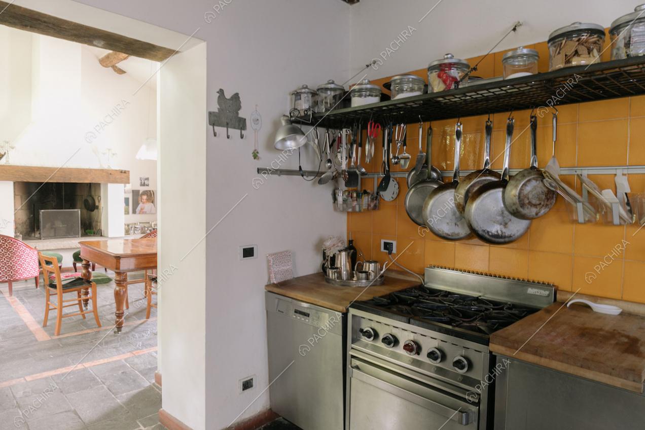 Cucina a vista in stile rustico