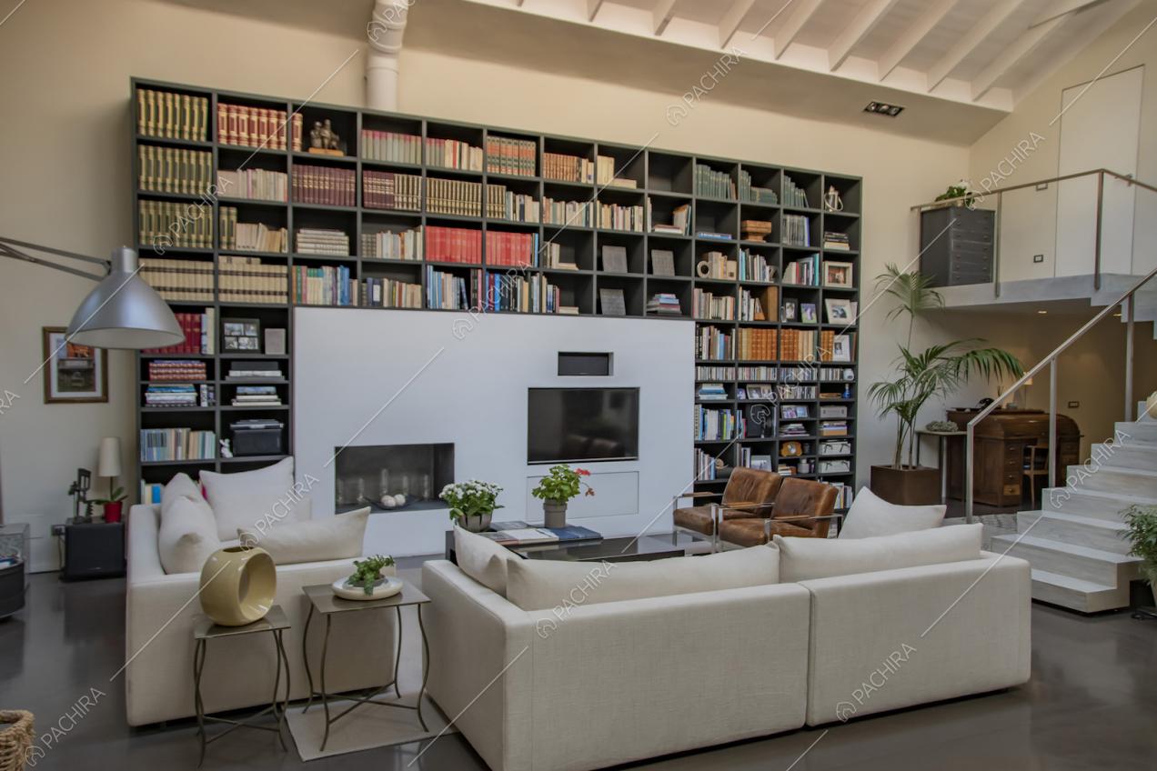 Grande mobile libreria nero con tanti libri colorati