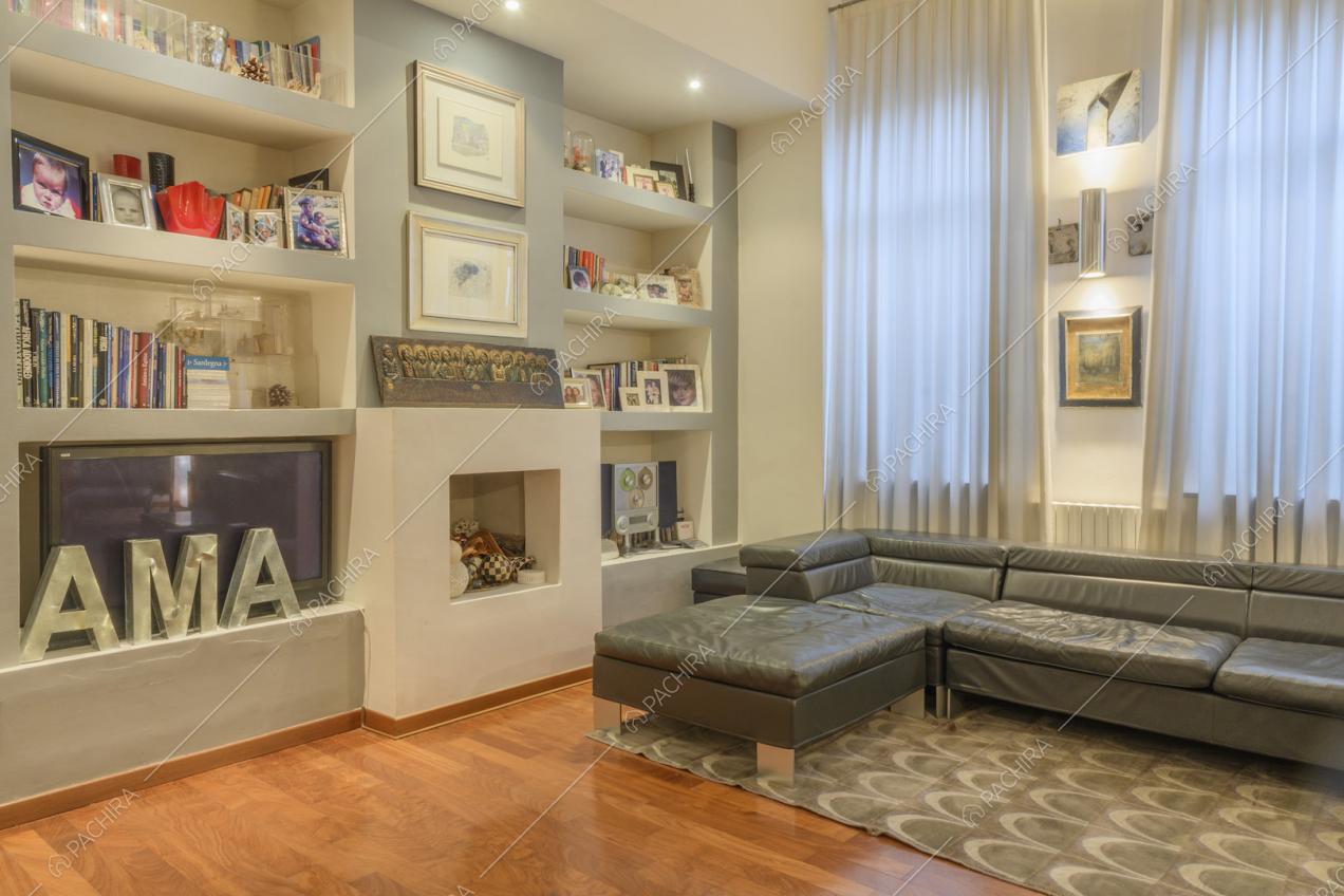 La zona living con grandi finestre e arredi di design